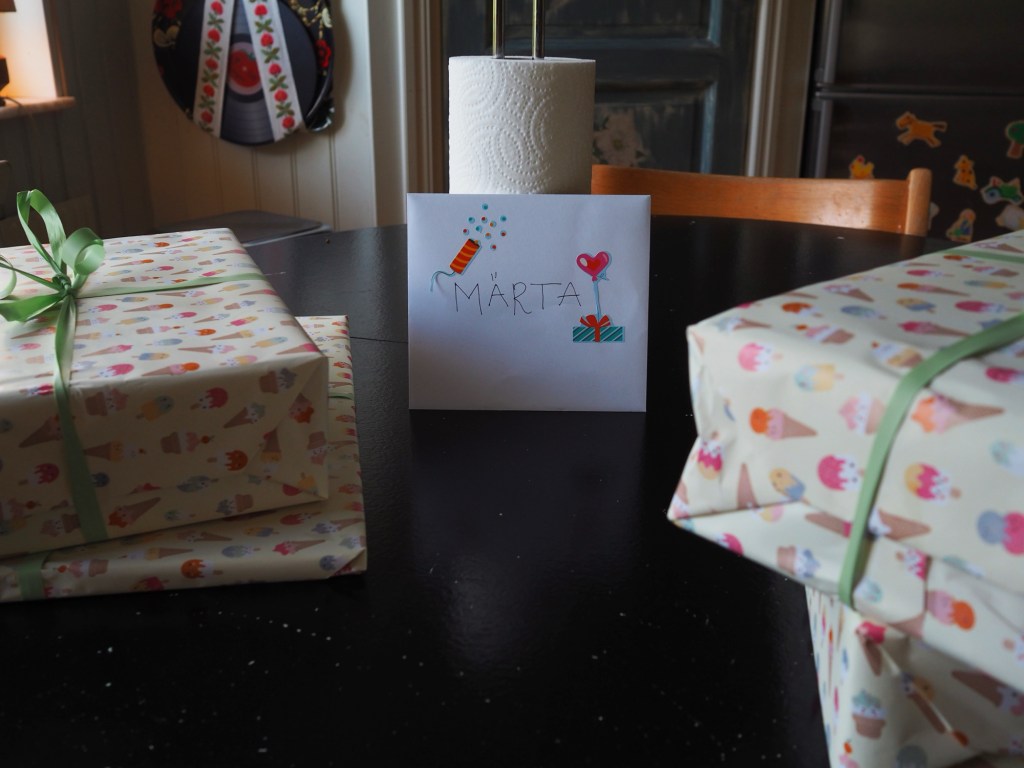 Glass och dumma&nbsp;bajskorvar